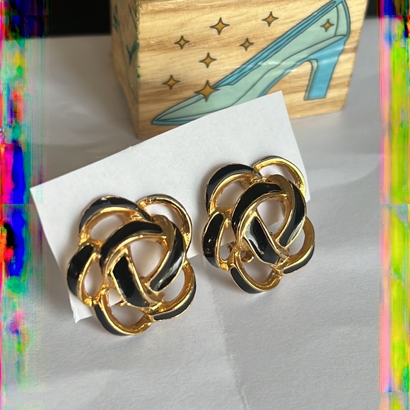 Vintage Jewelry - Vintage Interconnect Black Gold Tone  Enamel Classy Clip-on Earrings